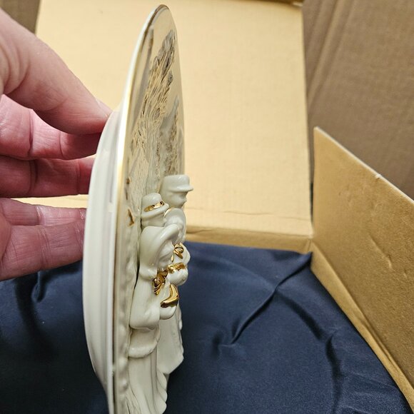 Mikasa Fine Porcelain FK001-202 Holiday Elegance Carolers Wall Plaque 6.5” - Picture 7 of 15